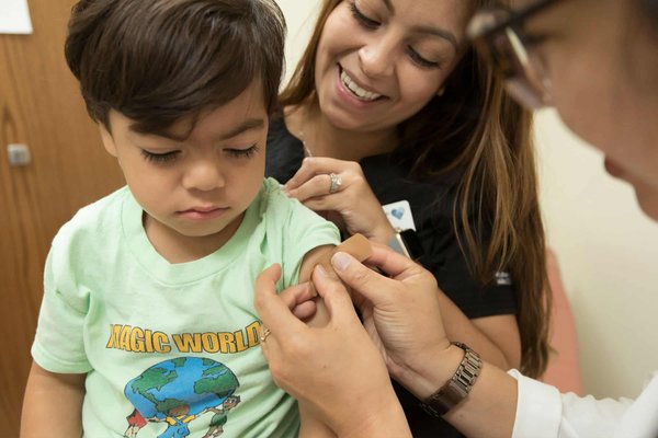 Quelles sont les approches efficaces pour la prévention de la transmission des infections en pédiatrie ?