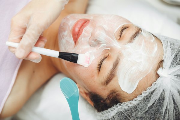 Rituels de soin visage et cheveux : l'éclat à portée de main