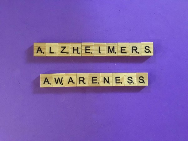 comprendre la maladie d'Alzheimer : signes et prises en charge